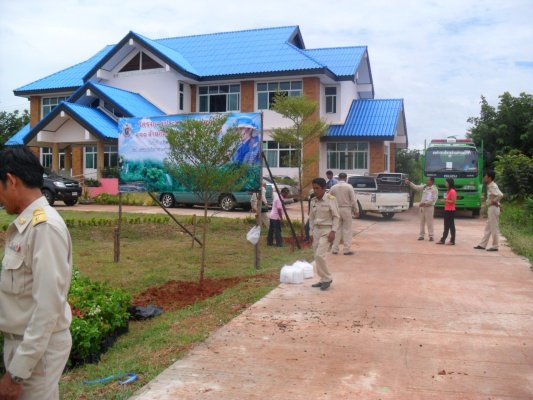 กิจกรรมโครงการอาสาปลูกป่า 800 ล้านกล้า 80 พรรษามหาราชินีและมอบเงินช่วยเหลือประชาชนบ้านพัง(10/08/55)