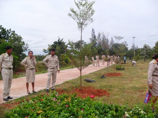 กิจกรรมโครงการอาสาปลูกป่า 800 ล้านกล้า 80 พรรษามหาราชินีและมอบเงินช่วยเหลือประชาชนบ้านพัง(10/08/55)